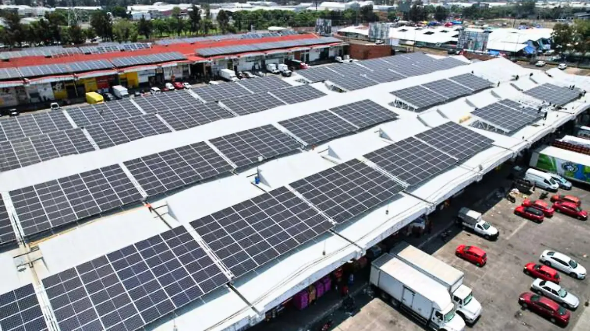 páneles solares en la central de abastos